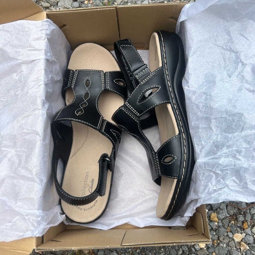 New in box women’s Clarks black sandals size 8